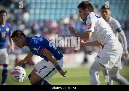 La ville de Mexico, Mexique. 25 octobre, 2014. Cruz Azul's Pablo Barrera (L) rivalise pour le bal avec Carlos Guzman de Morelia pendant leur match de la Ligue MX Tournoi d'ouverture à l'Azul Stadium dans la ville de Mexico, capitale du Mexique, le 25 octobre 2014. Credit : Alejandro Ayala/Xinhua/Alamy Live News Banque D'Images