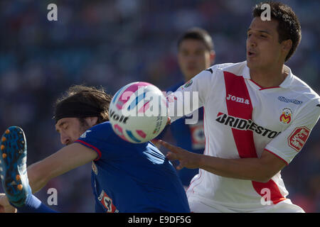 La ville de Mexico, Mexique. 25 octobre, 2014. Cruz Azul's Mariano Pavone (L) convoite la la balle avec Luis Silva de Morelia pendant leur match de Ligue MX le tournoi d'ouverture tenue à Azul Stadium dans la ville de Mexico, capitale du Mexique, le 25 octobre 2014. Credit : Alejandro Ayala/Xinhua/Alamy Live News Banque D'Images