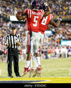 Les rebelles du Mississippi en marche arrière J'Tavius Mathers (5) marque un touchdown qui est rappelé pour tenir sur les rebelles du Mississippi au cours du deuxième trimestre du jeu entre les rebelles du Mississippi et LSU Tigers au Tiger Stadium de Baton Rouge, Louisiane, le Oct 25, 2014. Banque D'Images