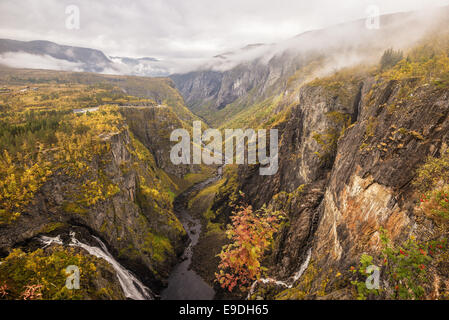 La vallée de Mabodalen et cascade de Voringfossen situé entre les Parcs Nationaux de Hardangervidda et Hardangerfjord, Norvège Banque D'Images