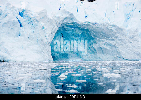 Grotte de glace de glacier, l'Antarctique Banque D'Images