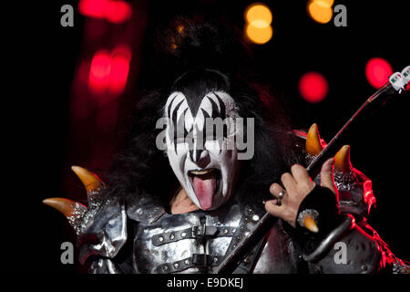 La ville de Mexico, Mexique. 25 octobre, 2014. Gene Simmons de la bande 'Kiss' effectue au cours de l'enfer et Paradis Fest, dans la ville de Mexico, capitale du Mexique, le 25 octobre 2014. Crédit : Pedro Mera/Xinhua/Alamy Live News Banque D'Images