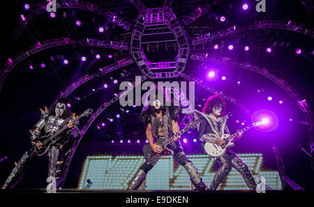 La ville de Mexico, Mexique. 25 octobre, 2014. Le groupe de rock américain 'Kiss' effectue au cours de l'enfer et Paradis Fest, dans la ville de Mexico, capitale du Mexique, le 25 octobre 2014. Crédit : Pedro Mera/Xinhua/Alamy Live News Banque D'Images