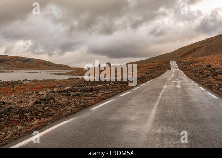 Le col de montagne plus de Sognefjellet donnant accès à et les parcs nationaux de Jotunheimen Jostedalsbreen, la Norvège. Banque D'Images