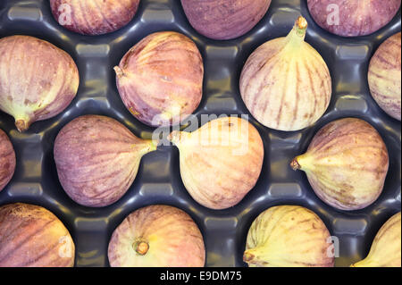 Figues fraîches en vente sur un marché Banque D'Images