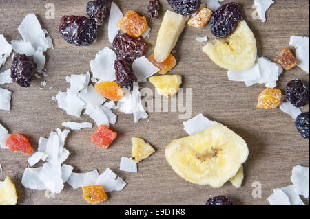 Morceaux de fruits secs sur une surface en bois Banque D'Images