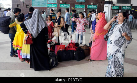 Dhaka, Bangladesh. 26Th Oct, 2014. Passagers attendent pour le train à la gare la plus Kamlapur pendant une grève à Dhaka, Bangladesh, le 26 octobre, 2014. Une coalition de plusieurs partis islamistes au Bangladesh a appelé l'aube à la tombée de la grève pour dimanche car leur demande d'arrêter un ministre limogé restés lettre morte. Shariful Islam Crédit :/Xinhua/Alamy Live News Banque D'Images