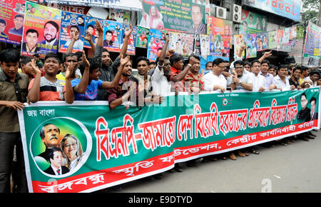 Dhaka, Bangladesh. 26Th Oct, 2014. Des militants du parti au pouvoir d'une étape au cours d'une grève de protestation à Dhaka, Bangladesh, le 26 octobre, 2014. Une coalition de plusieurs partis islamistes au Bangladesh a appelé l'aube à la tombée de la grève pour dimanche car leur demande d'arrêter un ministre limogé restés lettre morte. Shariful Islam Crédit :/Xinhua/Alamy Live News Banque D'Images