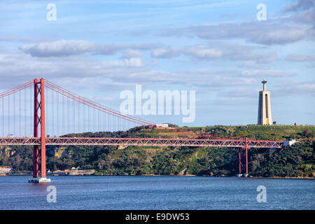 25 avril (Portugais : Ponte 25 de Abril) Pont sur le Tage et le Christ le Roi monument situé sur une colline au Portugal. Banque D'Images