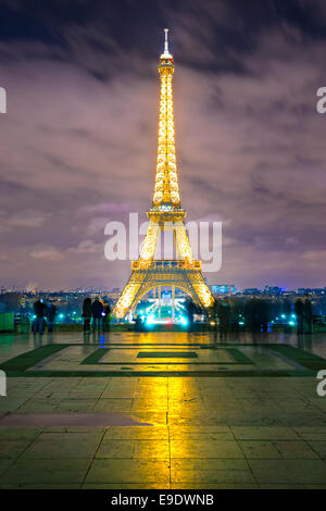 PARIS - 05 DÉCEMBRE : l'éclairage de la Tour Eiffel sur Décembre 05, 2012 à Paris. Créé en 1985, le nouveau système a permis à la Banque D'Images