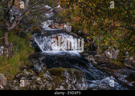 L'eau qui coule sur un rocher dans un feu. Banque D'Images