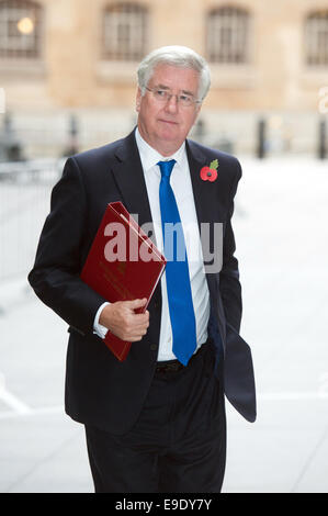 Londres, Royaume-Uni. 26Th Oct, 2014. Le Secrétaire à la défense, Michael Fallon arrive au Centre de Télévision de la BBC avant de prendre part à l'Andrew Marr Show, le dimanche 26 octobre 2014. Credit : Heloise/Alamy Live News Banque D'Images