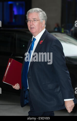 Londres, Royaume-Uni. 26Th Oct, 2014. Le Secrétaire à la défense, Michael Fallon arrive au Centre de Télévision de la BBC avant de prendre part à l'Andrew Marr Show, le dimanche 26 octobre 2014. Credit : Heloise/Alamy Live News Banque D'Images