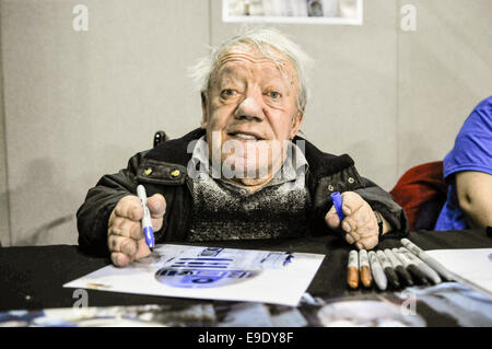 Belfast, Irlande du Nord. 26 Oct 2014 - Kenny Baker, célèbre pour jouer à R2-D2 dans Star Wars, signe des autographes au Comicon 2014 Film et Crédit : Stephen Barnes/Alamy Live News Banque D'Images