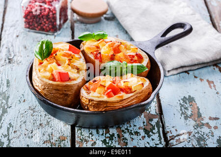 Pommes de terre farcies de fromage et les tomates dans une casserole Banque D'Images