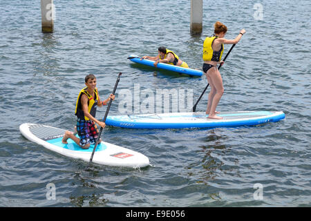 Barcelone - 28 juin : Les gens qui font du Stand Up Paddle Surf, ou d'embarquement (SUP), à LKXA Extreme Sports Jeux de Barcelone. Banque D'Images