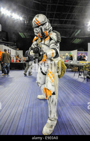 Belfast, Irlande du Nord. 26 Oct 2014 - UN Stormtrooper au Comicon 2014 Film et Crédit : Stephen Barnes/Alamy Live News Banque D'Images