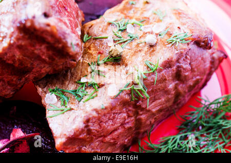 De délicieux steaks de boeuf avec des betteraves et pommes gourmet Banque D'Images