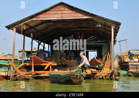 Les constructeurs de bateaux travaillant sur leur chantier flottant sur le lac Tonle Sap, au Cambodge, en Asie du sud-est Banque D'Images