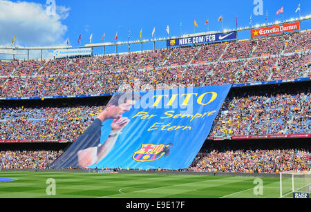 Barcelone - Mai 03 : FC Barcelona fans afficher une bannière énorme à la mémoire de l'ancien entraîneur en chef Tito Vilanova, décédé après le cancer. Banque D'Images