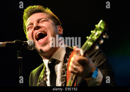 BARCELONA - 15 MAI : Eli Paperboy Reed, chanteur et auteur-compositeur, le rendement au stade Barthélemy le 15 mai 2014 à Barcelone. Banque D'Images