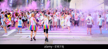 BARCELONA - 18 mai : les gens à la Color Run Holi parti dans les rues de la ville le 18 mai 2014 à Barcelone, Espagne. Banque D'Images