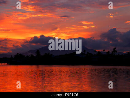 Coucher de soleil sur la rivière Sarawak à Kuching, Malaisie Banque D'Images