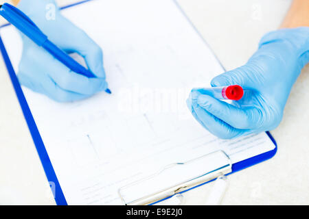 Libre d'un scientifique travaillant avec des échantillons en laboratoire. Banque D'Images