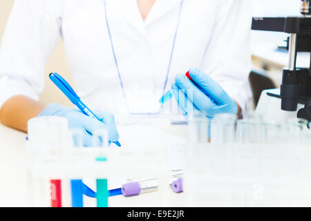 Libre d'un scientifique travaillant avec des échantillons en laboratoire. Banque D'Images