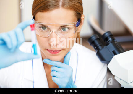 Jeunes et belles, avec des échantillons en laboratoire. Banque D'Images