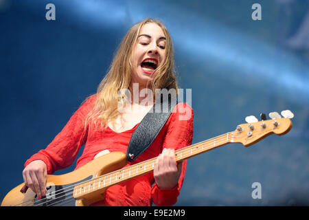 BARCELONA - 30 MAI : Este Haim, bassiste de Haim band, performance par Heineken Primavera Sound Festival 2014 (PS14) le 30 mai. Banque D'Images