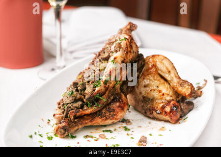 Poulet rôti farci aux abats. Banque D'Images