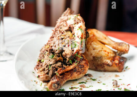 Poulet rôti farci aux abats. Banque D'Images