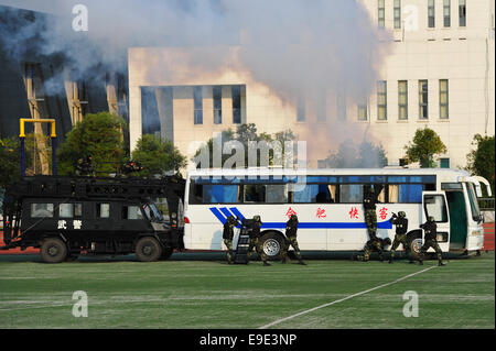 Hefei, Chine, Anhui Province. 26Th Oct, 2014. Assister à des policiers un anti-terreur percer à Hefei, capitale de la Province d'Anhui en Chine orientale, le 26 octobre 2014. Crédit : Du Yu/Xinhua/Alamy Live News Banque D'Images
