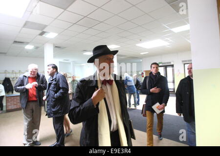 Gdansk, Pologne. 26, octobre 2014 controverse Membre du Parlement européen Janusz Korwin-Mikke participe à la convention électorale de son parti - le Congrès de la nouvelle droite à Gdansk. Les Polonais vont voter aux élections locales le 16 novembre. Credit : Michal Fludra/Alamy Live News Banque D'Images