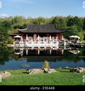 Berlin. L'Allemagne. Pavillon chinois et d'un salon de thé dans les jardins du monde (Garten der Welt) Parc de loisirs à Marzahn. Banque D'Images