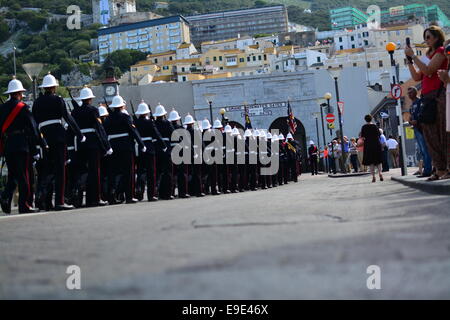 Gibraltar - 26 octobre 2014 - La Royal Marines ont célébré leur 350e anniversaire continue avec un défilé du droit de cité à Gibraltar. Les Royal Marines, dont les liens historiques remontent à la grande époque de siège, ont obtenu la liberté de la ville par le Gouvernement de Gibraltar et ont depuis été en mesure de marcher librement dans le centre-ville. Banque D'Images