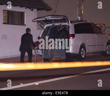 San Clemente, Californie, USA. 25 octobre, 2014. Orange County Sheriff Transport Coroner déposer le premier de deux organes de la Bliss Boutique de vêtements à San Clemente le samedi soir à la suite d'un meurtre/suicide à l'intérieur du magasin.Orange County Sheriff Députés ont répondu à un rapport de coups de feu qui plus tard s'est avéré être un meurtre suicide à une boutique de vêtements de la béatitude à San Clemente. Un peu après 14 h le samedi, l'OCSD a répondu avec des armes tirées le long de l'Avenida del Mar dans le centre-ville de San Clemente, la commande de clients, les touristes et les travailleurs à l'abri sur place. OCSD re © ZUMA Pre Banque D'Images