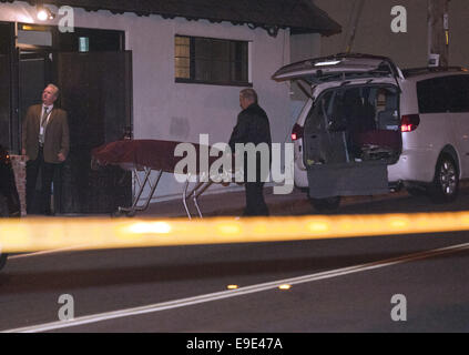 San Clemente, Californie, USA. 25 octobre, 2014. Orange County Sheriff Transport Coroner déposer le second des deux organes de la Bliss Boutique de vêtements à San Clemente le samedi soir à la suite d'un meurtre/suicide à l'intérieur du magasin.------Orange County Sheriff Députés ont répondu à un rapport de coups de feu qui plus tard s'est avéré être un meurtre suicide à une boutique de vêtements de la béatitude à San Clemente. Un peu après 14 h le samedi, l'OCSD a répondu avec des armes tirées le long de l'Avenida del Mar dans le centre-ville de San Clemente, la commande de clients, les touristes et les travailleurs à l'abri sur place. OCSD re © Z Banque D'Images