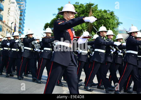 Gibraltar - 26 octobre 2014 - La Royal Marines ont célébré leur 350e anniversaire continue avec un défilé du droit de cité à Gibraltar. Les Royal Marines, dont les liens historiques remontent à la grande époque de siège, ont obtenu la liberté de la ville par le Gouvernement de Gibraltar et ont depuis été en mesure de marcher librement dans le centre-ville. Dans le cadre d'activités de célébration à Gibraltar, ils ont organisé une cérémonie à Ocean Village Marina, où un monument honorant les liens entre Gibraltar et les Royal Marines est situé. Banque D'Images