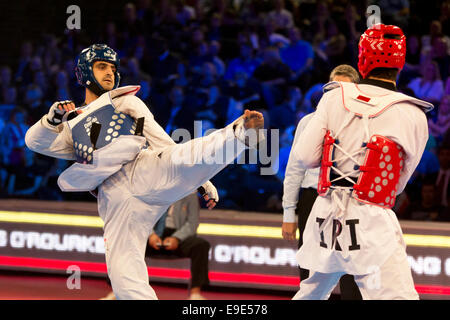 Manchester, UK. 25 octobre, 2014. Demi-finale homme -80kg KHODABAKHSHI Mahdi (IRI)(rouge) v Masoud HAJIZAVAREH (IRI)(bleu), 2014 Grand Prix World Taekwondo WTF, Manchester Central, Royaume-Uni Banque D'Images