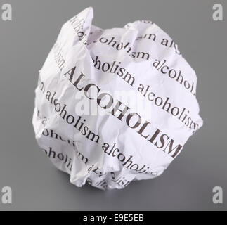 Boule de papier froissé avec les mots 'Alcoolisme' sur fond gris Banque D'Images