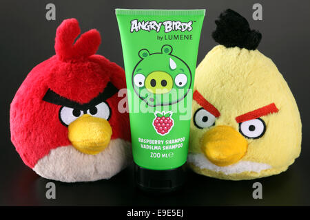Le rouge et le jaune des peluches et d'oiseaux en colère Angry Birds par Shampoing Framboise LUMENE avec Bad Piggies image sur fond noir. Banque D'Images