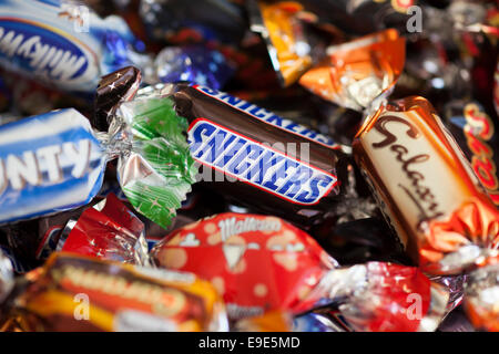 Paphos, Chypre - Décembre 19, 2013 Mars, Snickers, Twix, Milky Way, Galaxy, d'abondance et de Maltesers réflexion candy heap. Full Frame. Banque D'Images