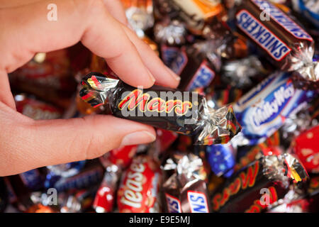 Paphos, Chypre - Décembre 19, 2013 Mars candy dans woman's hand avec arrière-plan de Snickers, Mars, Twix, Milky Way, Galaxy, Bounty Banque D'Images