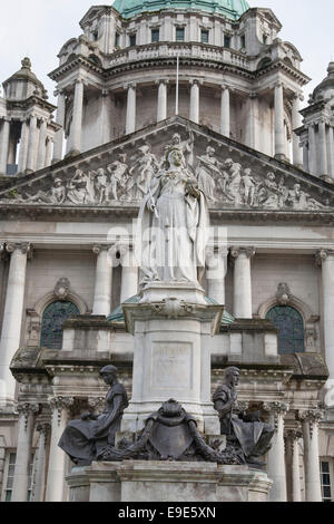 Queen Victoria Memorial statue à l'extérieur de l'hôtel de ville, Belfast (1906), l'Irlande du Nord Banque D'Images