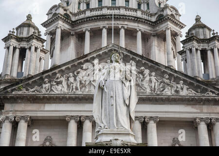 Queen Victoria Memorial statue à l'extérieur de l'hôtel de ville, Belfast (1906), l'Irlande du Nord Banque D'Images