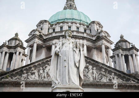 Queen Victoria Memorial statue à l'extérieur de l'hôtel de ville, Belfast (1906), l'Irlande du Nord Banque D'Images