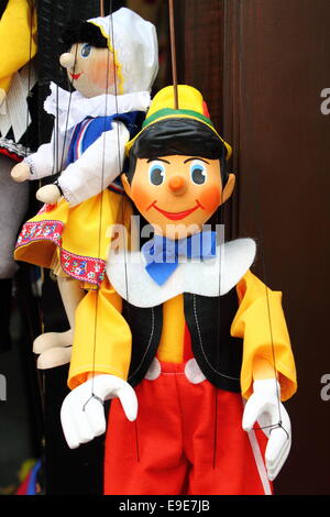 A smiling, Pinocchio, la marionnette en bois italien Banque D'Images