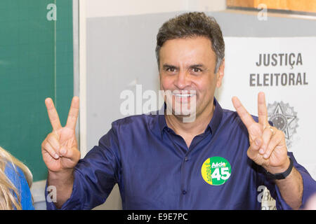 Belo Horizonte, Brésil. 26Th Oct, 2014. Le candidat présidentiel brésilien Aecio Neves pose avec un geste de victoire après avoir son vote à Belo Horizonte, Brésil, le 26 octobre 2014. Credit : Xu Zijian/Xinhua/Alamy Live News Banque D'Images